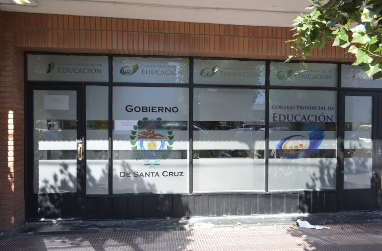 Por la denuncia contra un funcionario de Educación, por violencia de género y acoso laboral, ordenan sancionar a los denunciantes