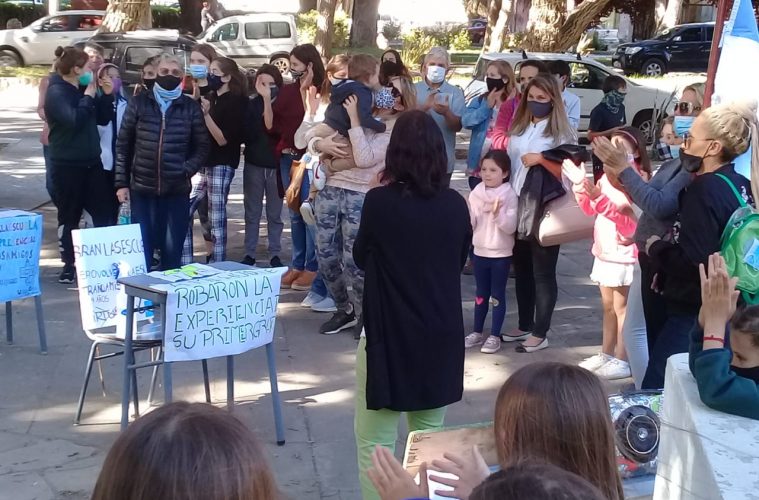Reclamo en El Calafate por la vuelta a clases: «Los chicos no quieren nada virtual, quieren volver a la escuela»
