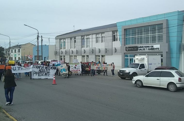 Enfermeros comenzaron una ocupación pacífica del Ministerio, y el martes paran los médicos