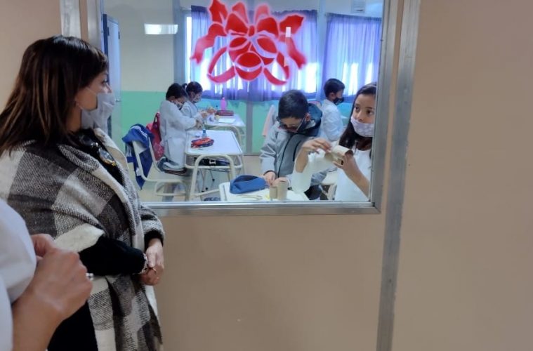 El gobierno suma estudiantes a las burbujas pero no cede al pedido de presencialidad plena que reclaman los padres