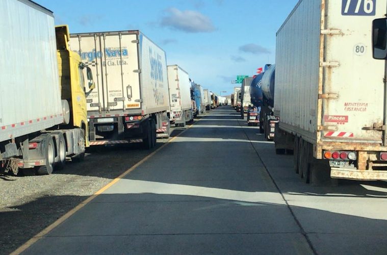 Más de 800 camiones permanecen varados en el piquete de Punta Delgada a 30 km de Monte Aymond