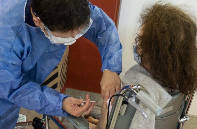 El ministro García aseguró que quienes ya recibieron una primera dosis, se les aplicará la segunda dosis de la misma vacuna