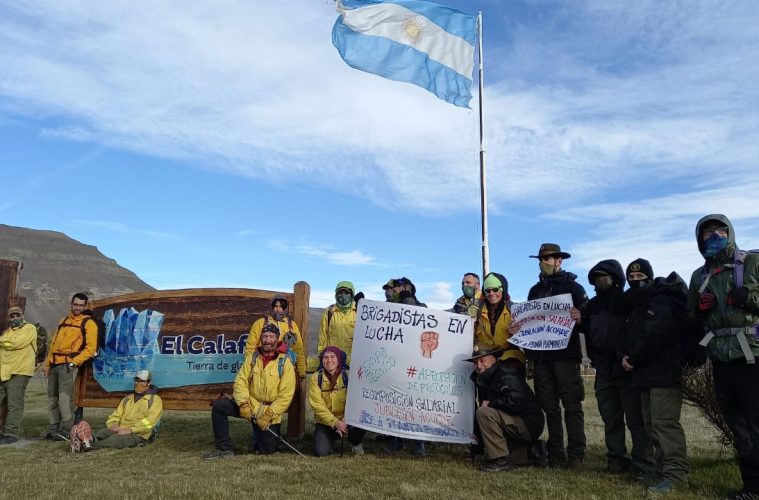 Brigadistas llegaron a El Calafate tras caminar 220 km. Agradecieron el apoyo y el afecto que recibieron en la ruta