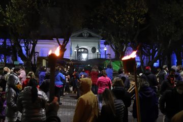 Con velas y antorchas acompañaron a Manuel Piris frente a la gobernación