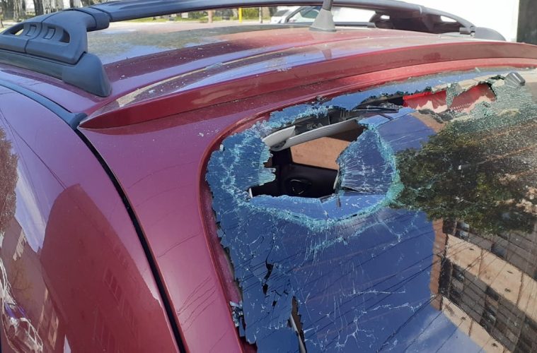 Enfrentamiento con piedras entre trabajadores de la Uocra provocó daños en autos, y locales lindantes y varios detenidos