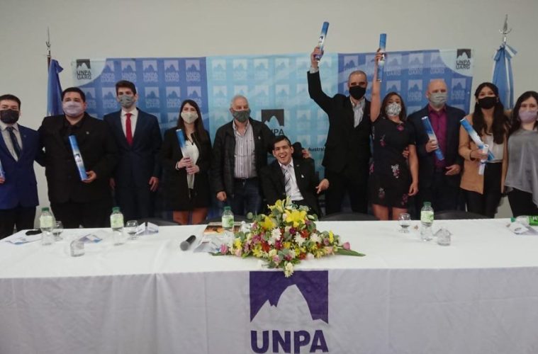 Recibió su diploma el joven que emocionó a toda la Universidad por su constante superación