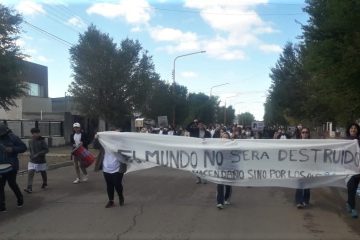 Sin clases: protesta de alumnos del Secundario 14 por el mal estado del edificio: «dónde están los 300 millones para mantenimiento»