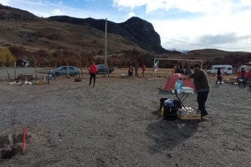 Las familias continúan en el predio del club Patagonia, y se aprestan a pasar la segunda noche en carpas y trailers. El municipio cortó las calles de acceso