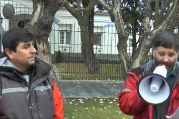 Trabajadores de YCRT en Casa de Gobierno: reclaman  inversiones y denuncian que hay 700 cargos jerárquicos en la empresa