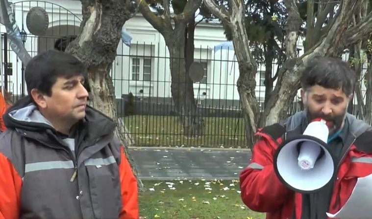 Trabajadores de YCRT en Casa de Gobierno: reclaman inversiones y denuncian que hay 700 cargos jerárquicos en la empresa