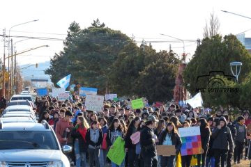 Por fugas de gas retiraron medidores de las escuelas: con una masiva marcha estudiantes y padres exigen condiciones de seguridad para la vuelta a clases