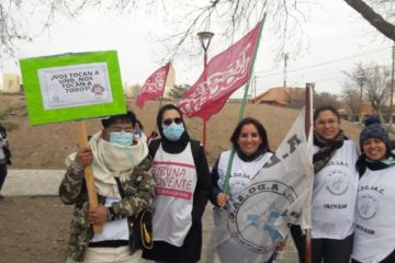 Movilización de ADOSAC contra el despido de docentes por adherir a medidas de fuerza
