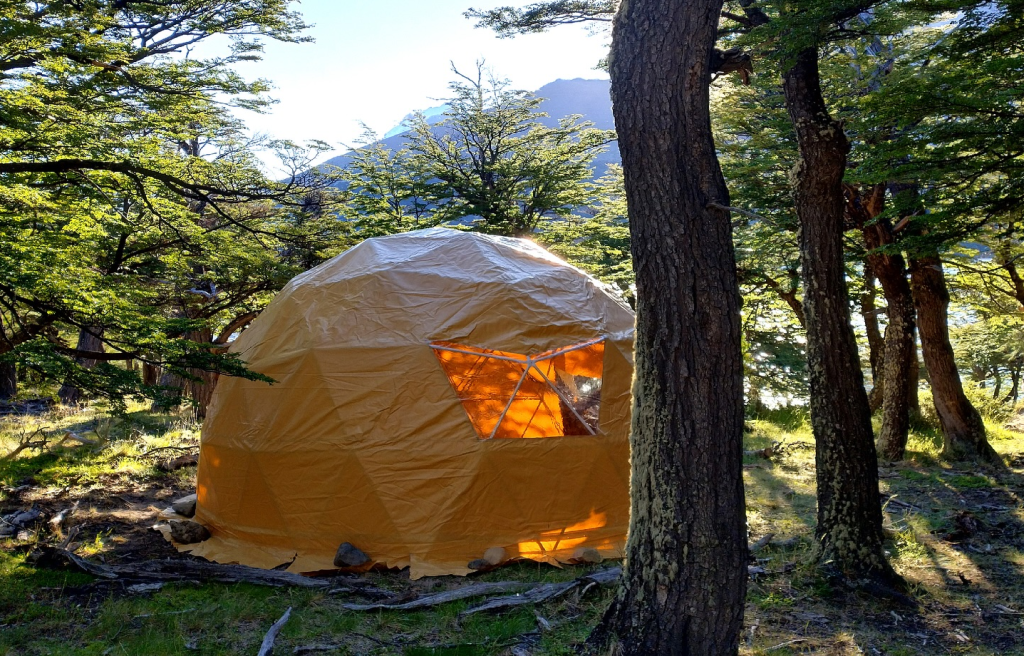 Esta imagen tiene un atributo alt vacío; el nombre del archivo es Laguna-Capri-domo-campamento-1024x656.png